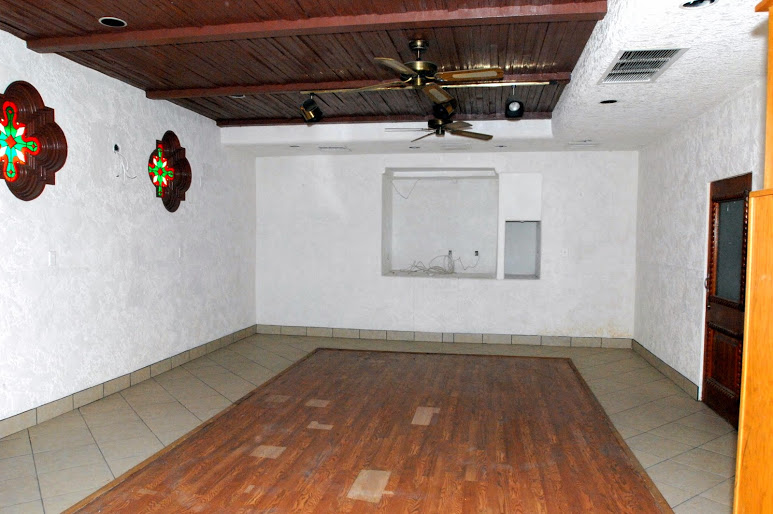 Tiny Room in Restaurant.1